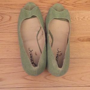 Distressed green wedge